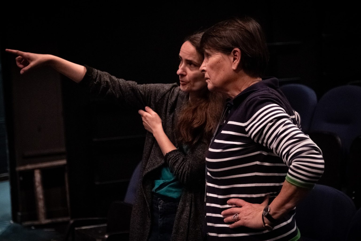 Dwie kobiety rozmawiają na temat wskazywanego przez jedną z nich obiektu.