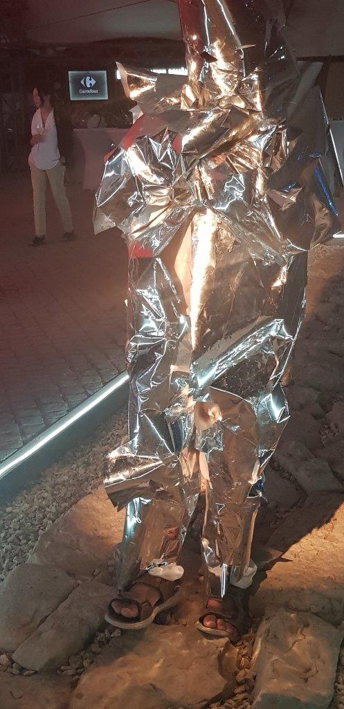 Całkowicie owinięta srebrzystą postać