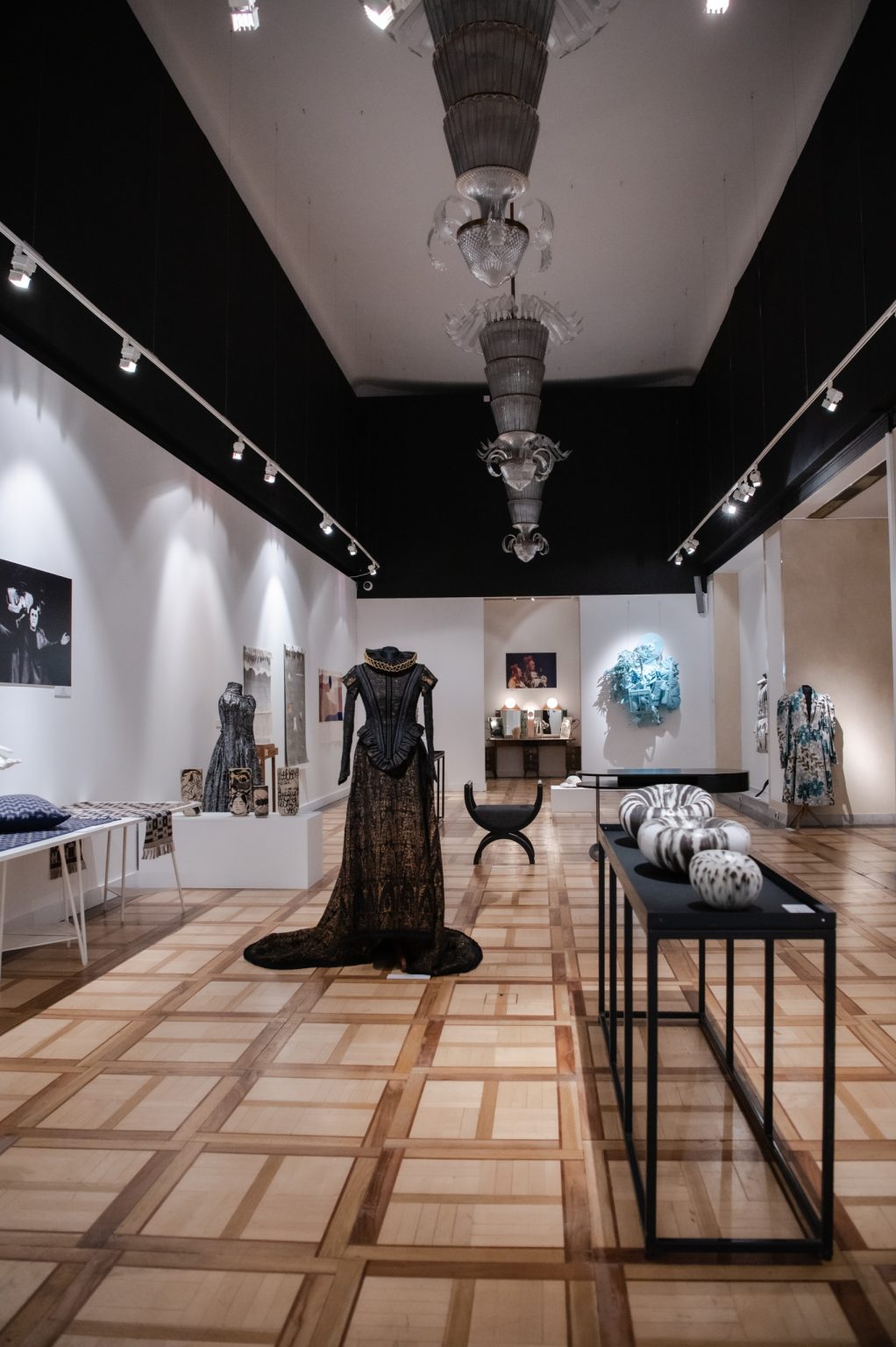 Fragment przestrzeni ekspozycyjnej, widoczne elementy scenografii oraz kostiumy na manekinach