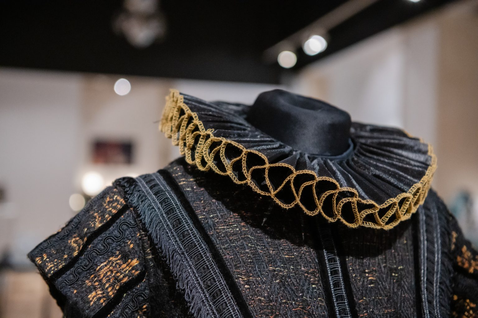 Zbliżenie na fragment kostiumu - kołnierz elżbietański