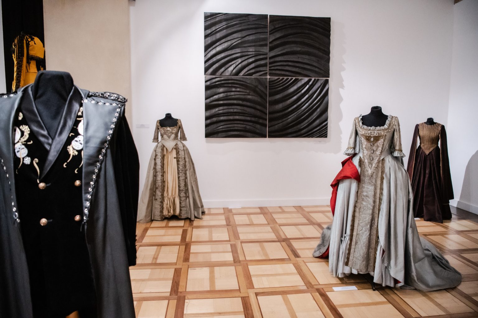 Manekin ubrany w tradycyjny strój kobiecy