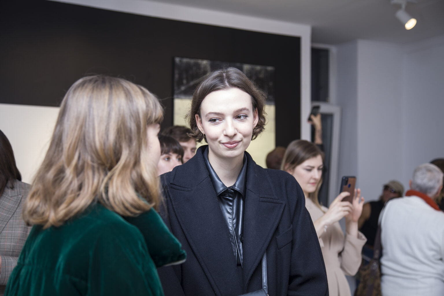 ludzie na wernisażu