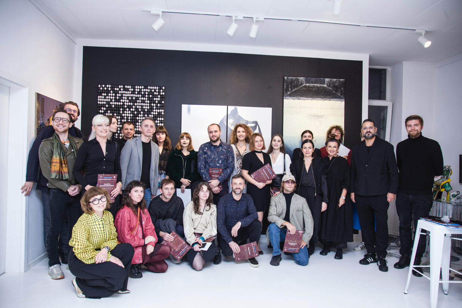 ludzie na wernisażu