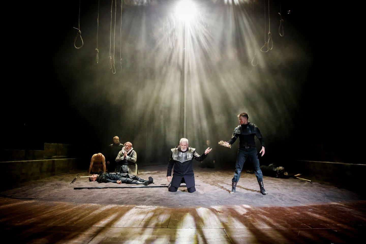 Grupa aktorów ubrana w historyczne zbroje