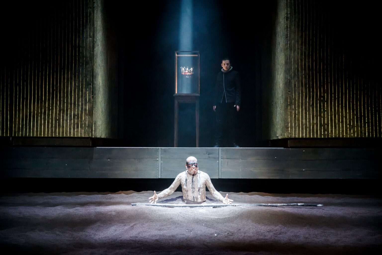 Zdjęcie przedstawiające dwóch aktorów na tle pięknej scenografii