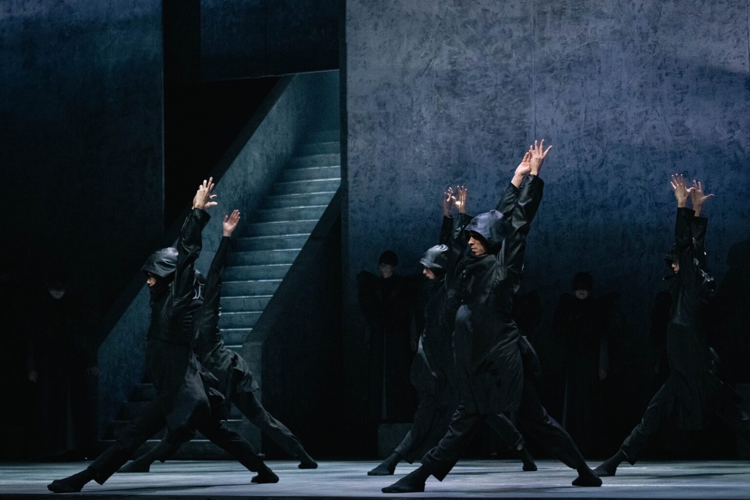 tancerze z kapturami na głowach