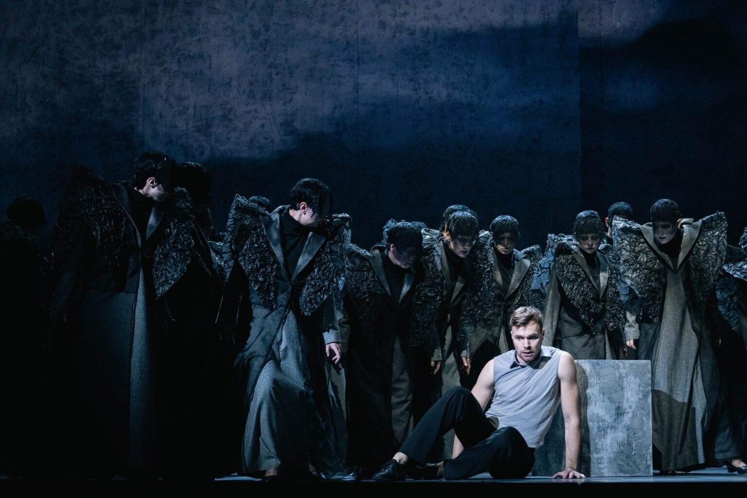 tłum ubrany w ciekawe kostiumy posiadające skrzydła wykonane z pogiętej tkaniny