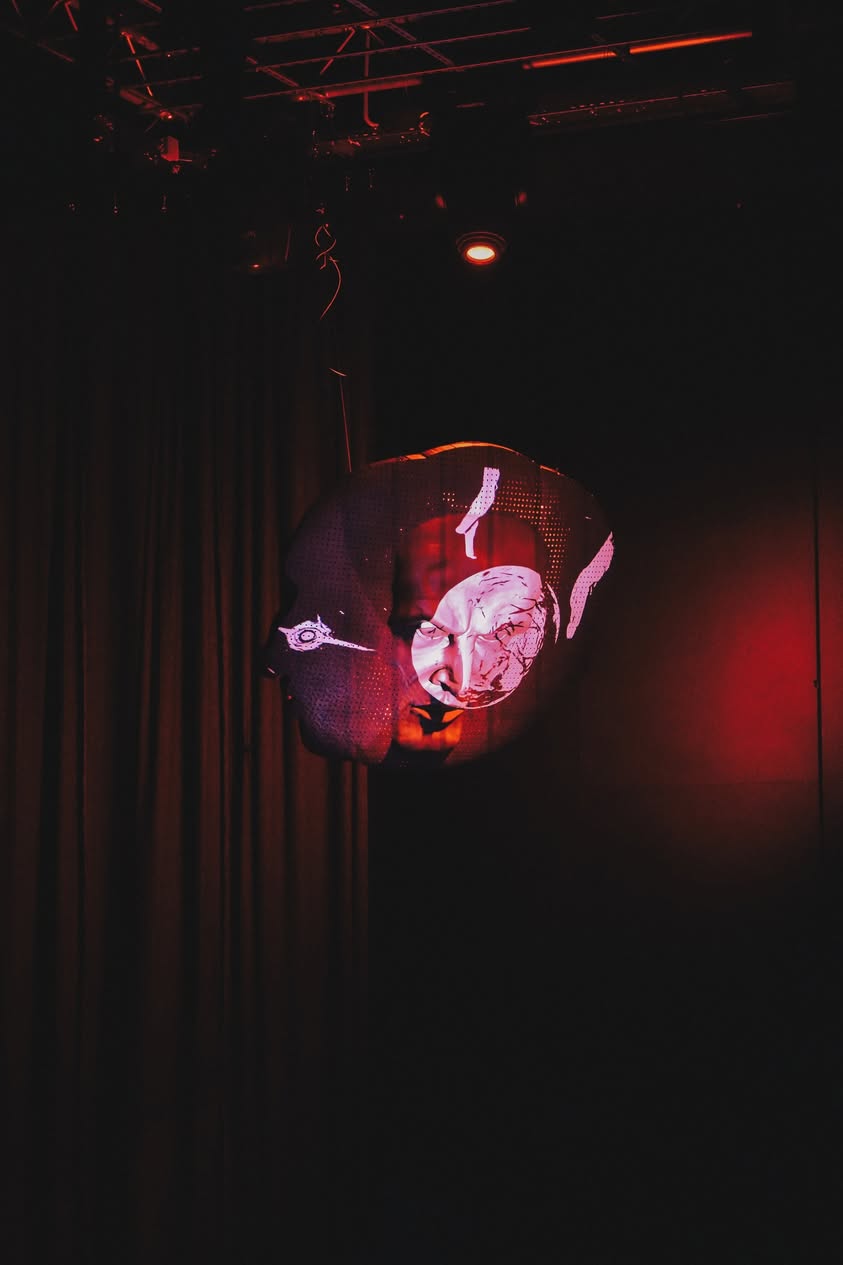 instalacja łączącego różne środki wyrazu: rzeźbę, wideo-art, mapping 3D, ruch, światło i dźwięk.