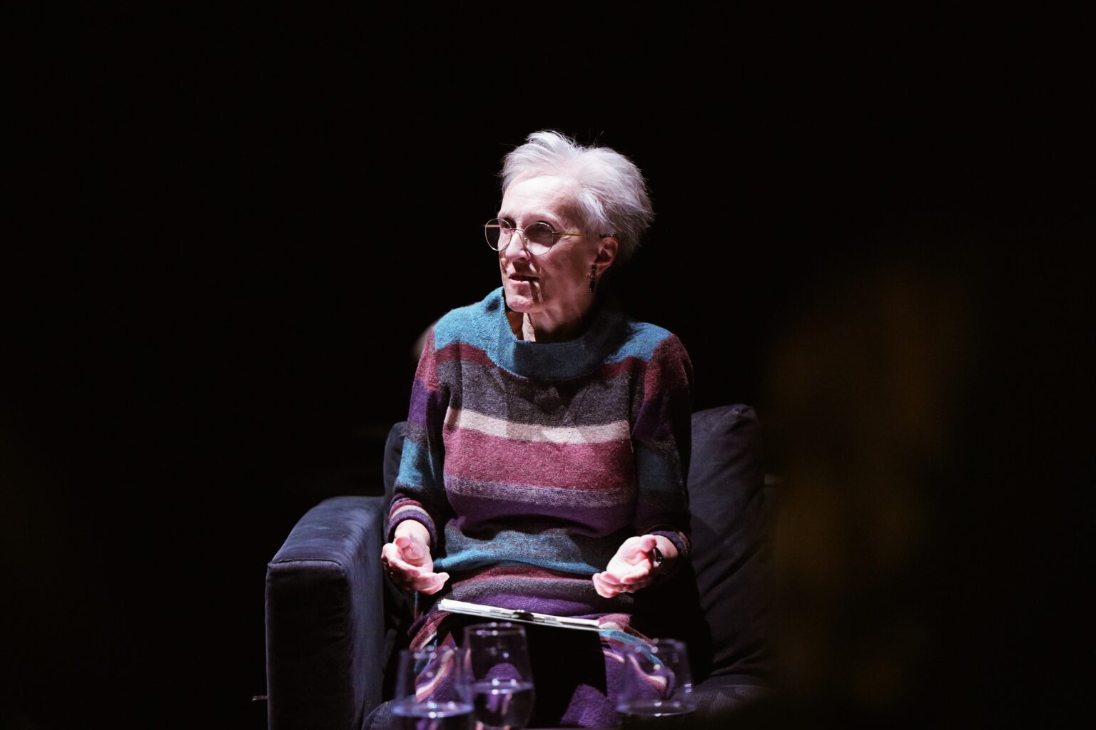 kobieta siedząca w fotelu