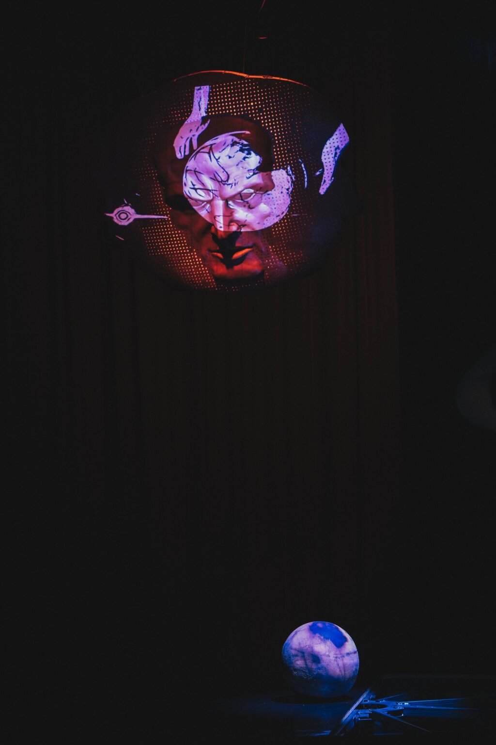 instalacja łączącego różne środki wyrazu: rzeźbę, wideo-art, mapping 3D, ruch, światło i dźwięk.