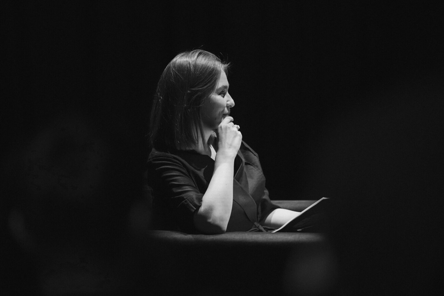 młoda kobieta siedząca w fotelu