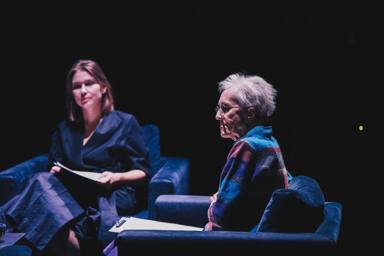 kobiety siedzące w fotelach, patrzące się w jednym kierunku