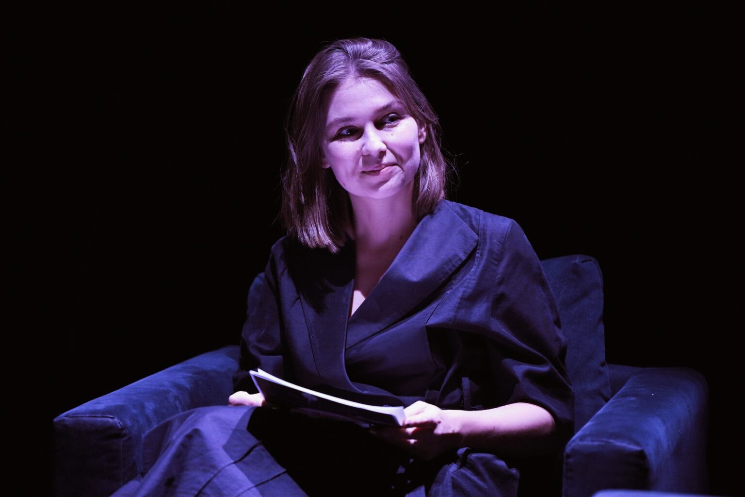 młoda kobieta siedząca w fotelu