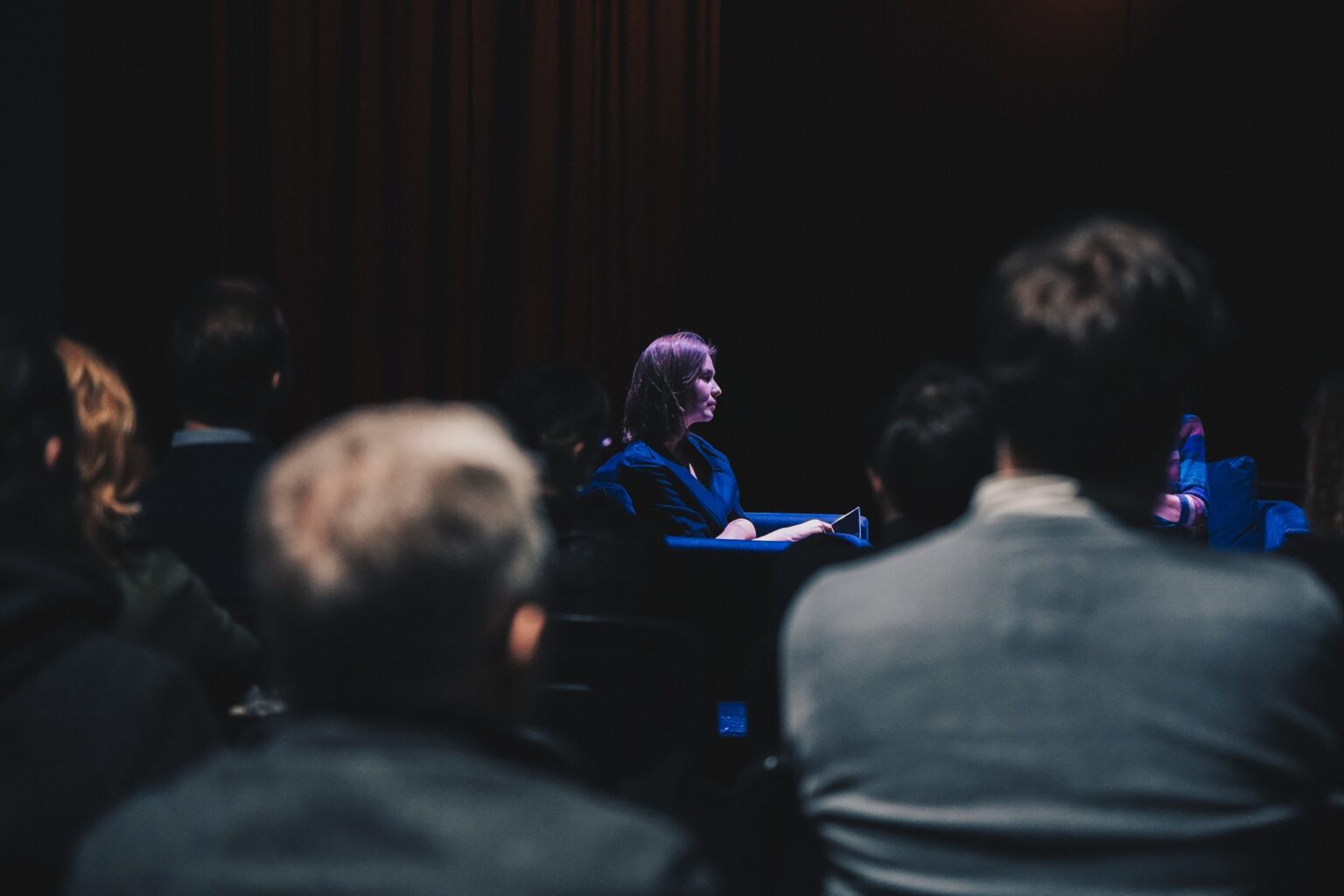 zdjęcie młodej kobiety siedzącej w fotelu