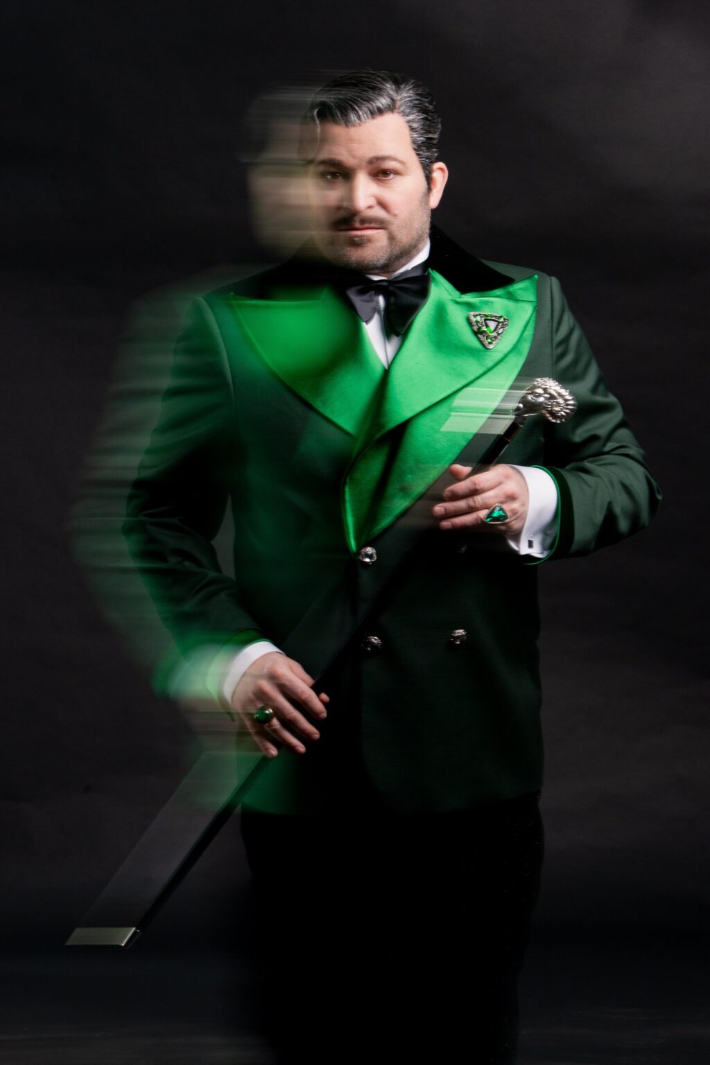 Mężczyzna ubrany w zielony kostium