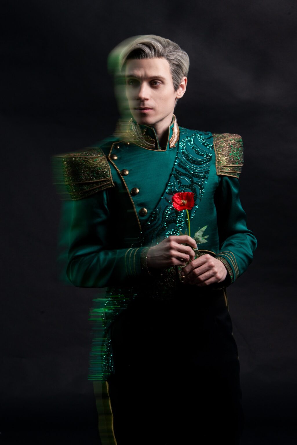 Mężczyzna ubrany w zielony kostium