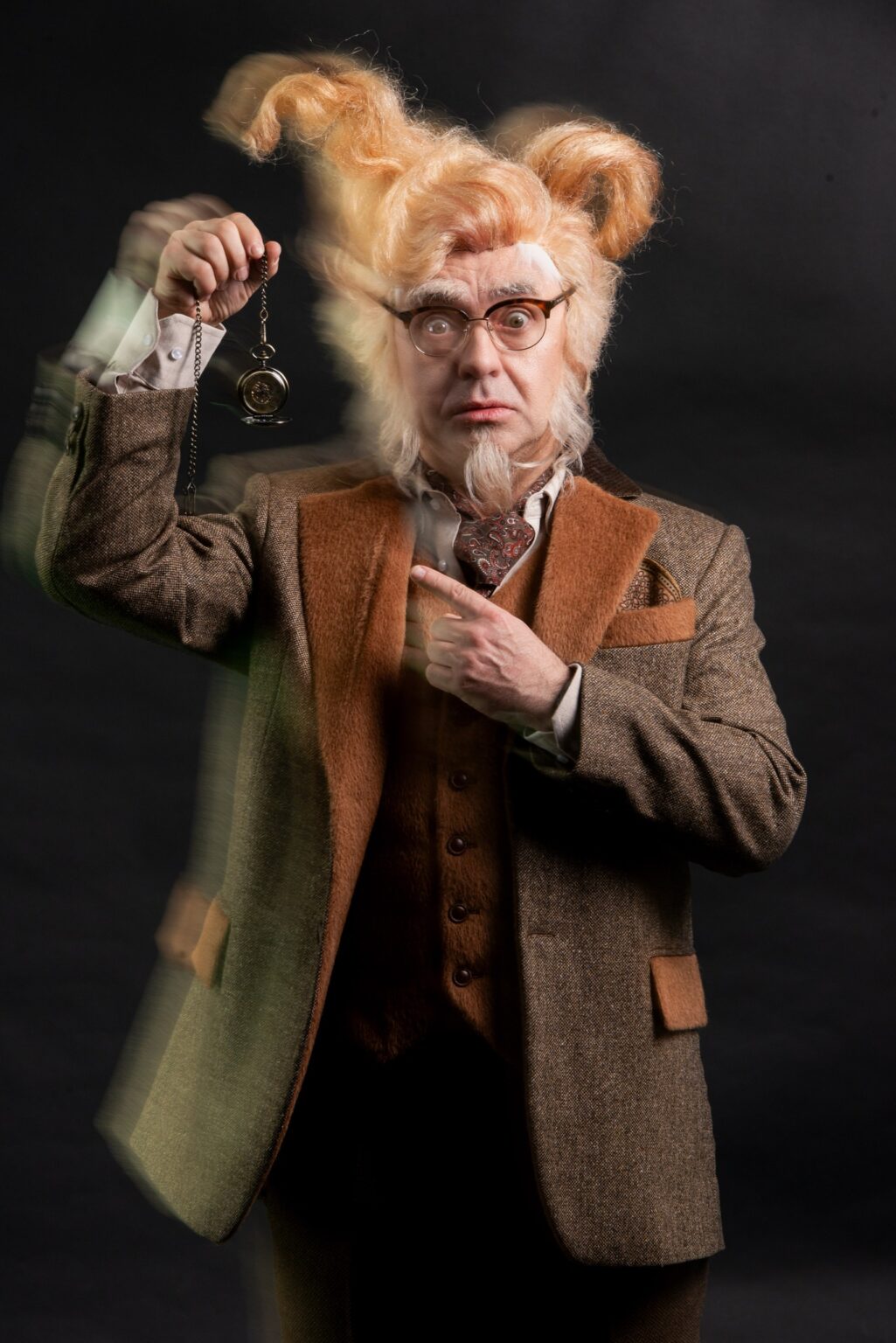 Mężczyzna w peruce, trzymający zegarek w ręku