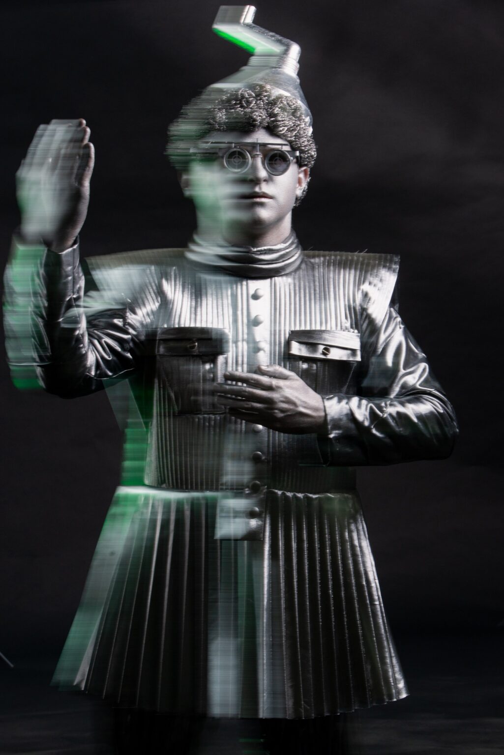 Mężczyzna pomalowany na srebrno ubrany w srebny kostium