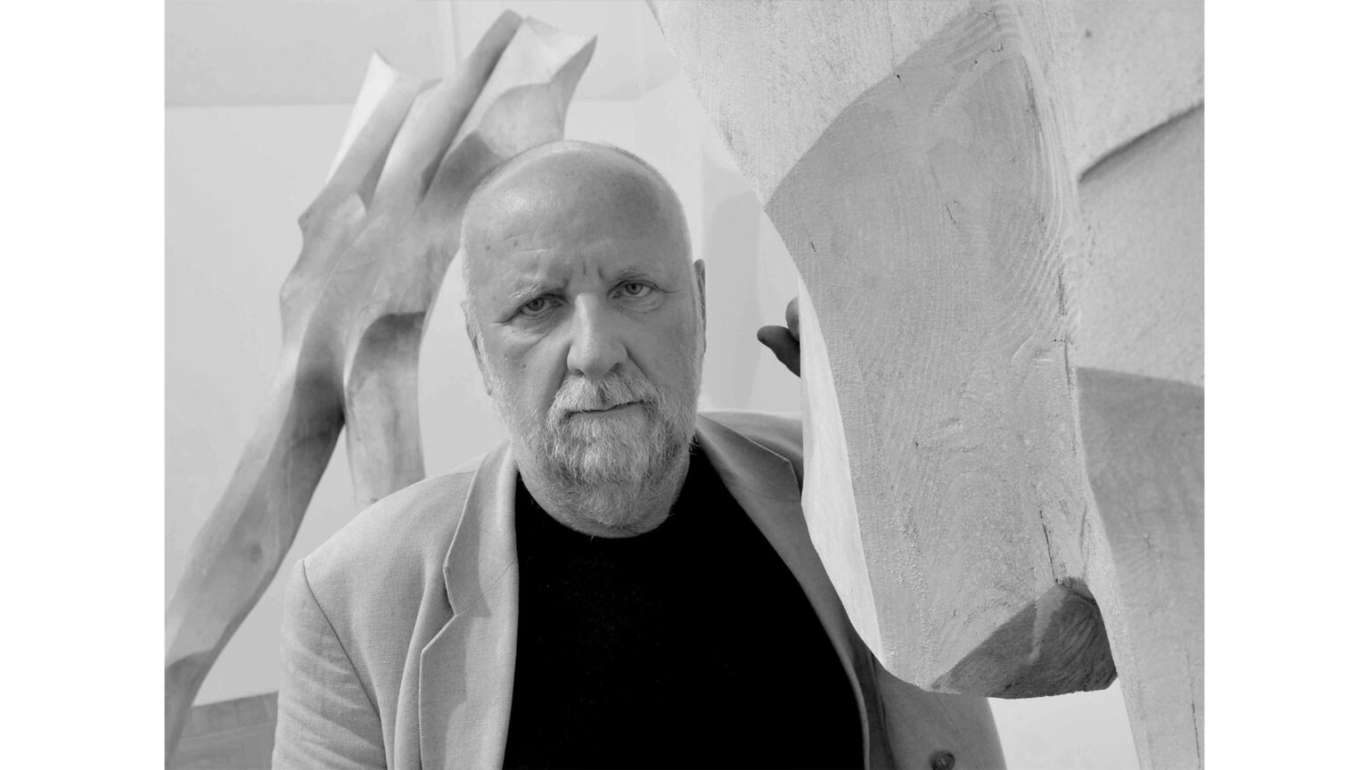 czarno białe zdjęcie mężczyzny