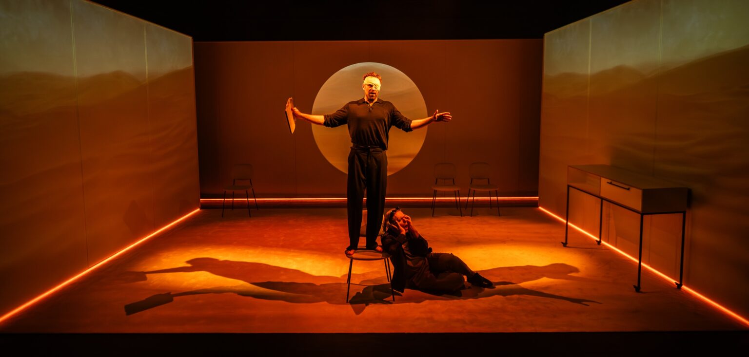 zdjęcie ze spektaklu ZAĆMIENIE W DWÓCH AKTACH