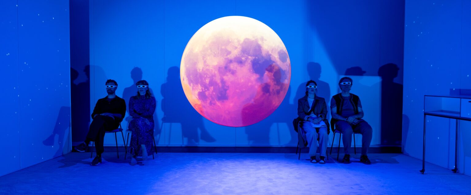 zdjęcie ze spektaklu ZAĆMIENIE W DWÓCH AKTACH