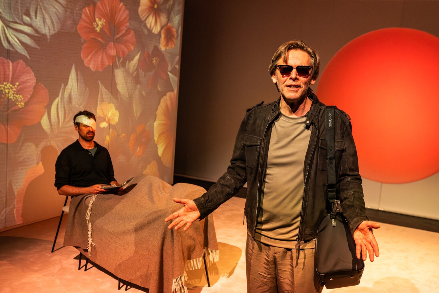 zdjęcie ze spektaklu ZAĆMIENIE W DWÓCH AKTACH