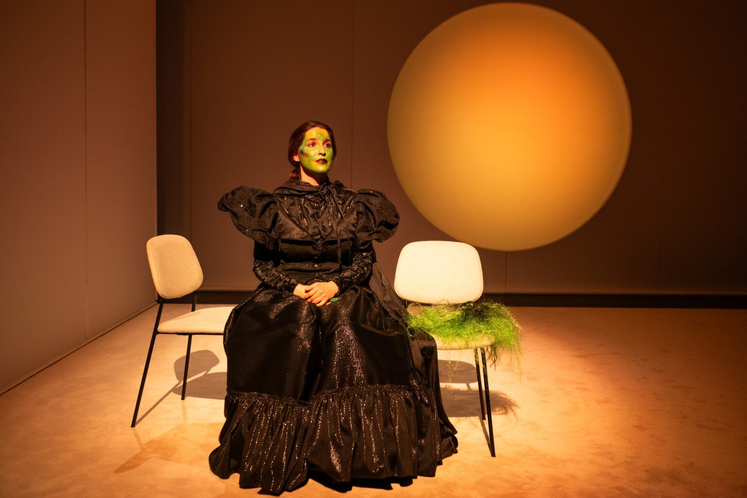 zdjęcie ze spektaklu ZAĆMIENIE W DWÓCH AKTACH