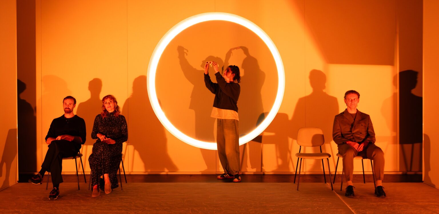 zdjęcie ze spektaklu ZAĆMIENIE W DWÓCH AKTACH