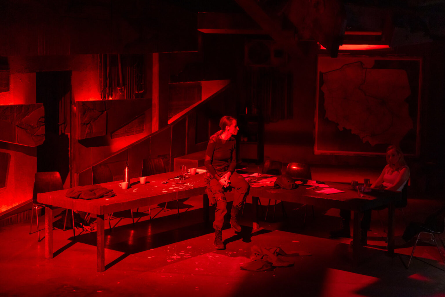 kobieta siedzi na stole