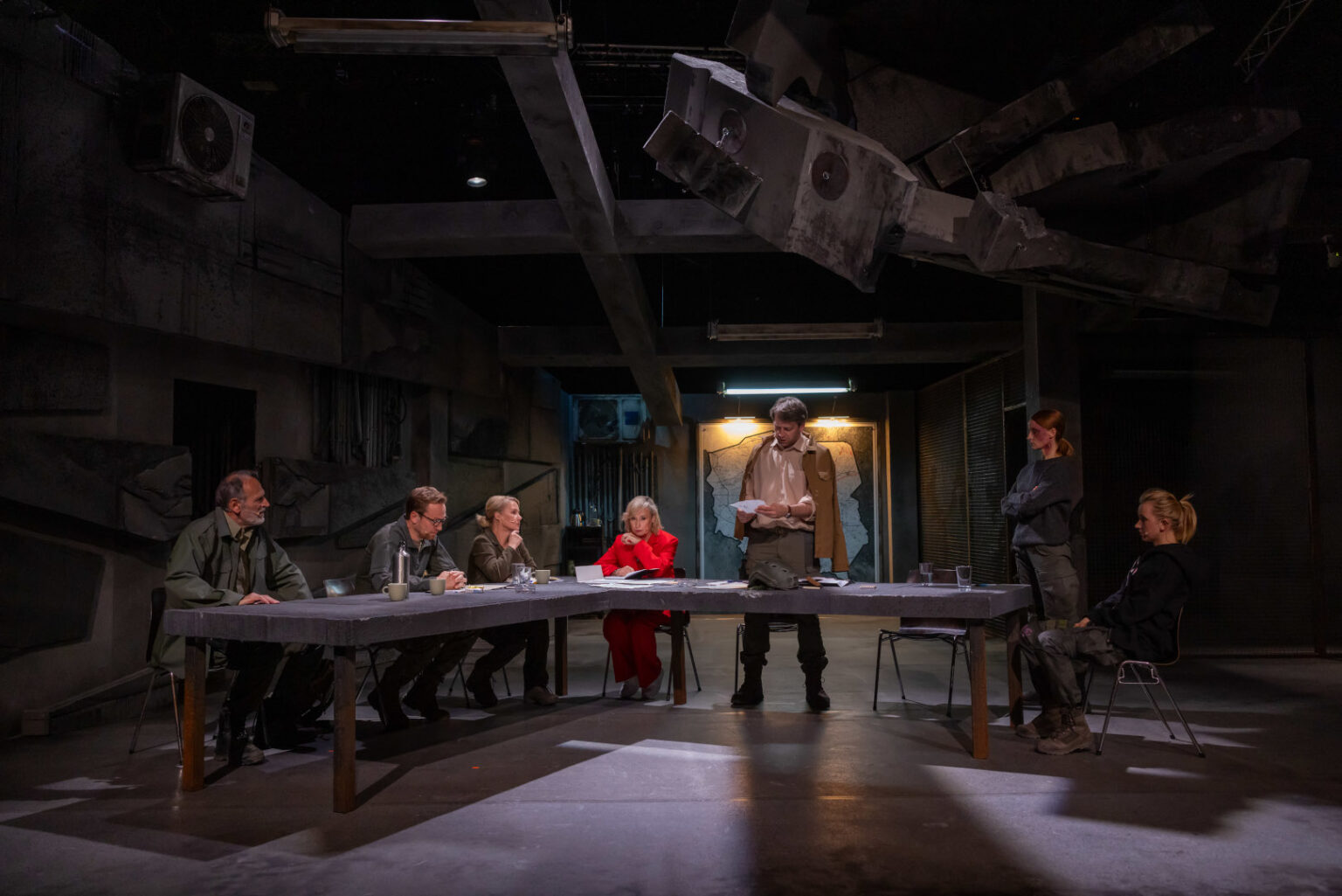 zdjęcie przedstawia grupę ludzi siedzących przy stole