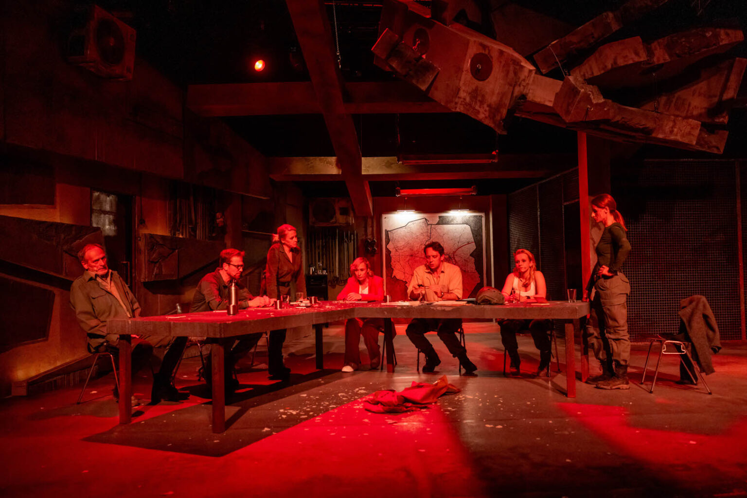 zdjęcie przedstawia grupę ludzi siedzących przy stole