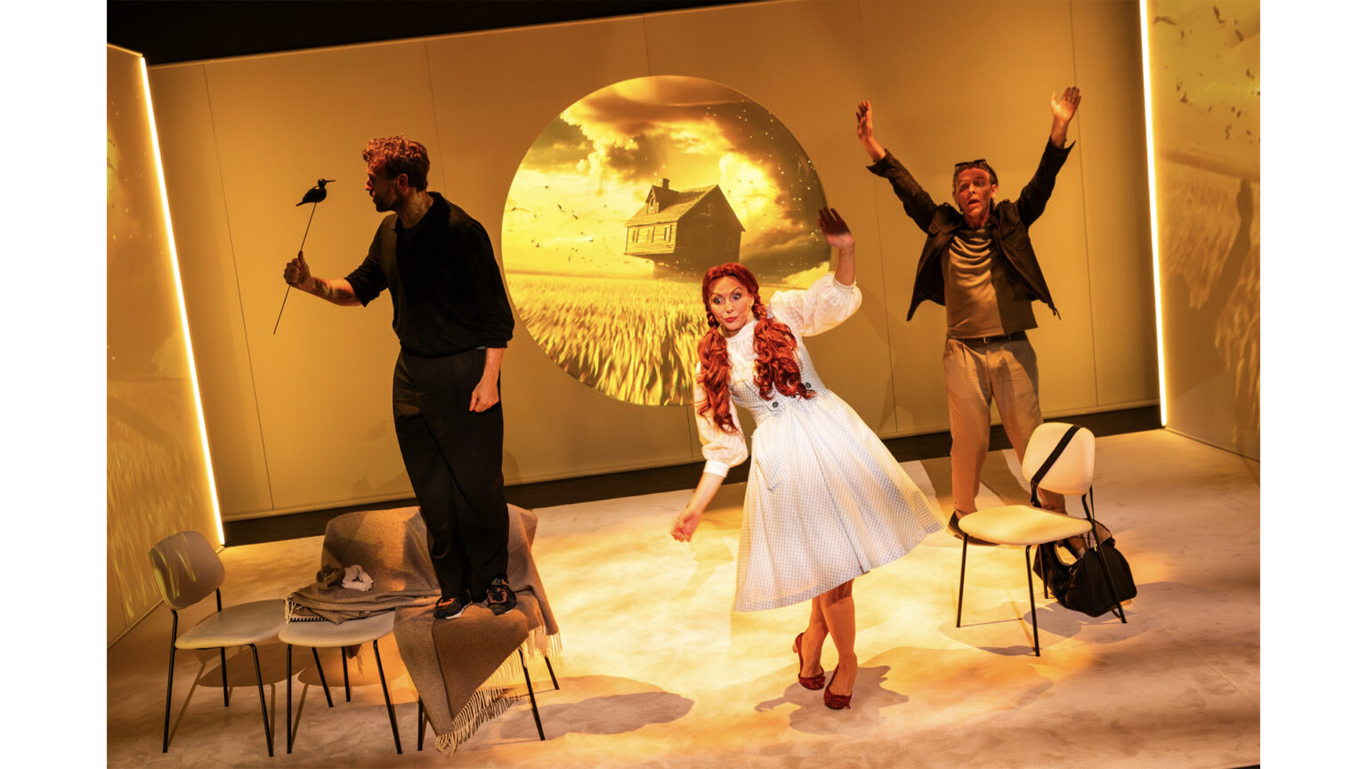 zdjęcie ze spektaklu ZAĆMIENIE W DWÓCH AKTACH