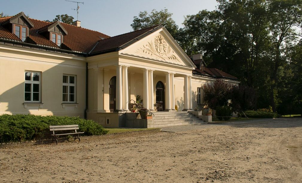 Piękny pałacyk otoczony drzewami