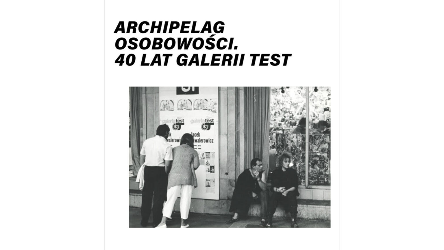Czarno-biała grafika wystawy Archipelag osobowości . Białe tło, czarno białe zdjęcie oraz czarne napisy.