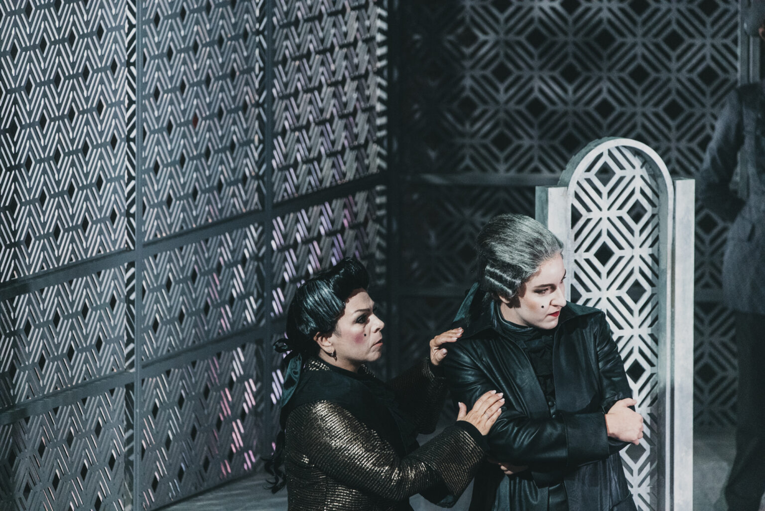 Zdjęcie dwóch postaci ubranych w czarno-złote kostiumy.