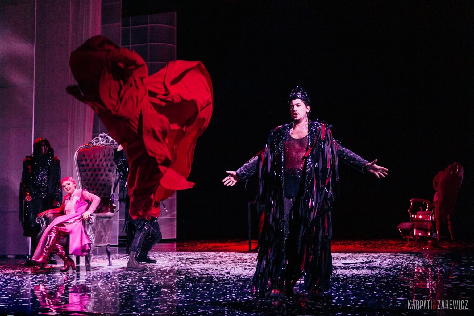 Zdjęcie przedstawiające mężczyznę ubranego w ciekawy długi płaszcz.