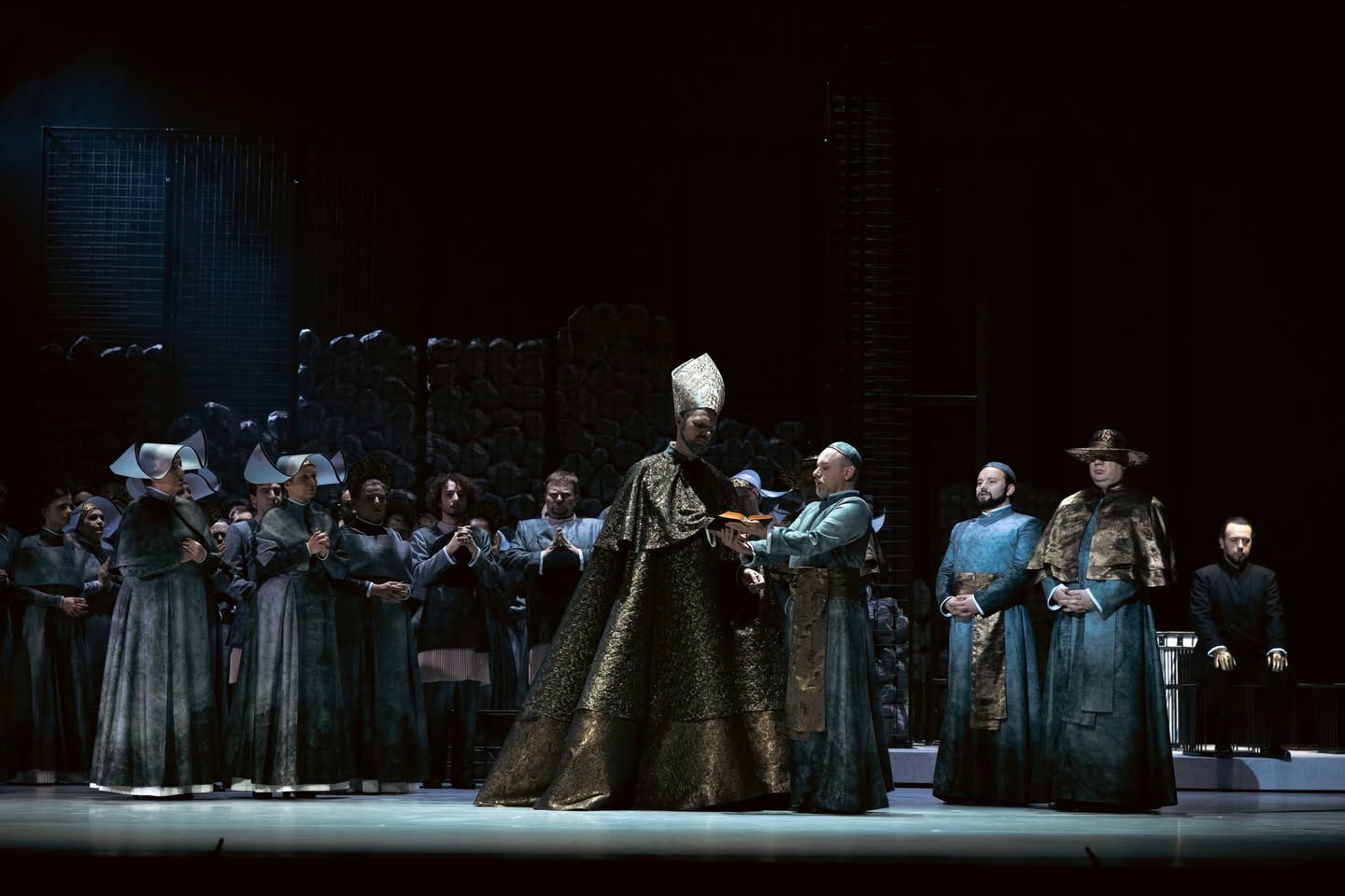 Scena zbiorowa, ukazująca grupę zakonników. W środku postać przypominająca biskupa, ubranego w złoty kostium.