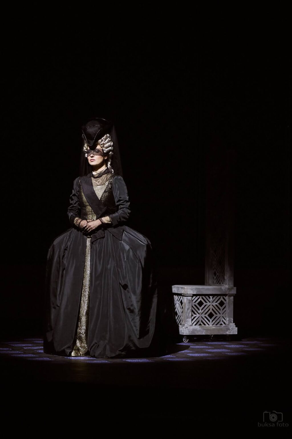 Griselda ubrana w żałobną suknie.