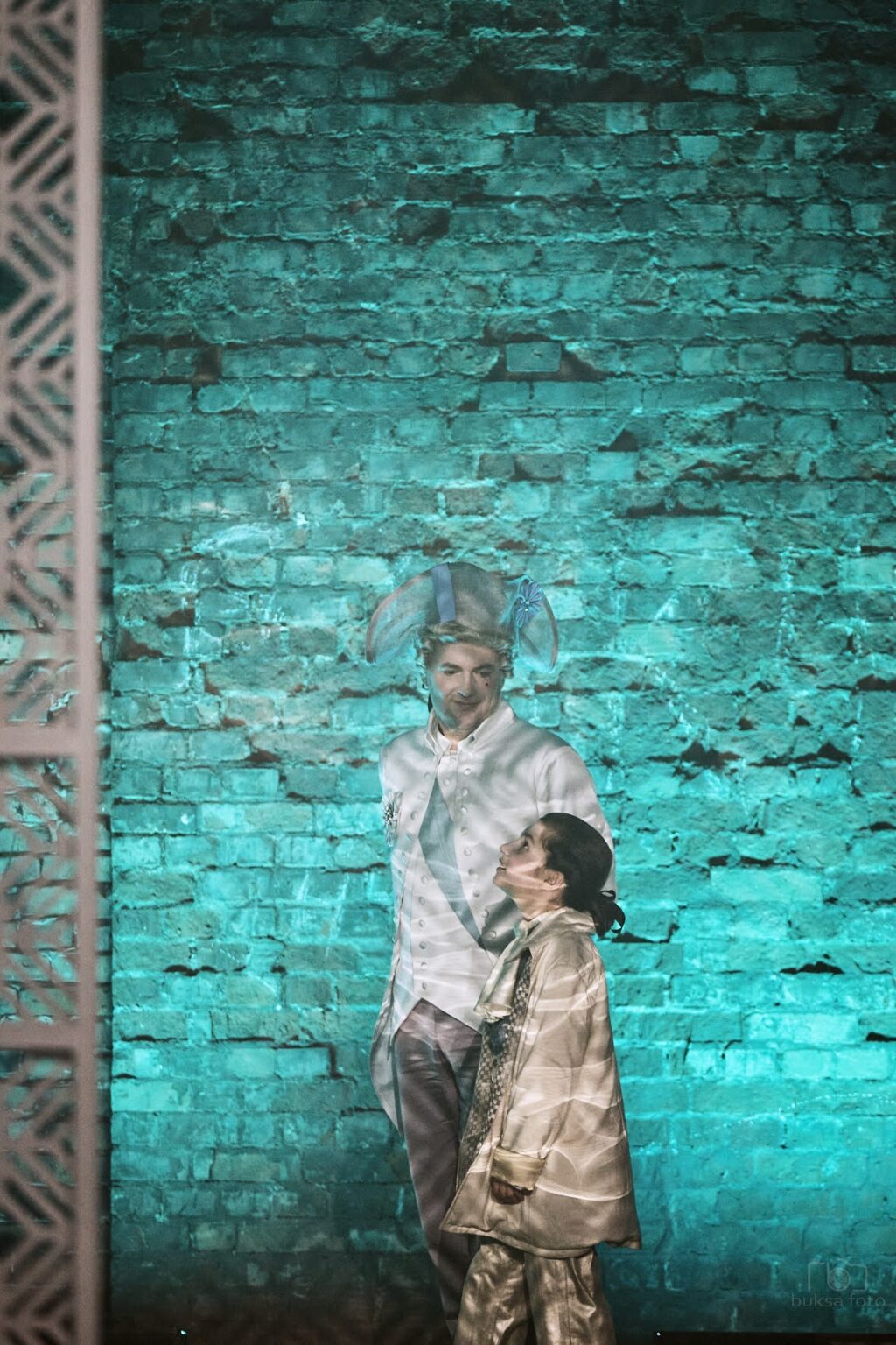 Zdjęcie mężczyzny z małym chłopcem.