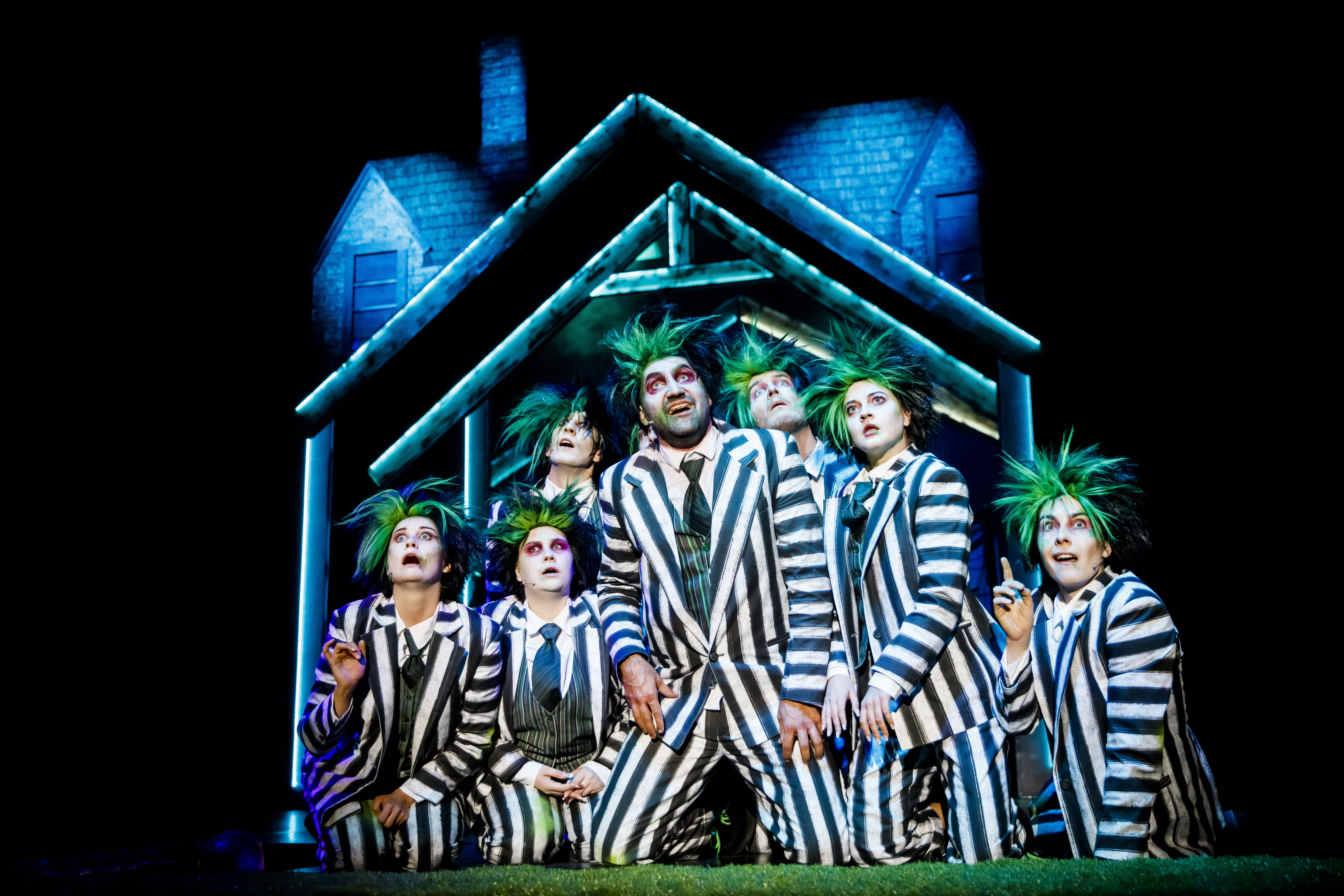 zdjęcie grupy osób ubranych w garnitury w paski.