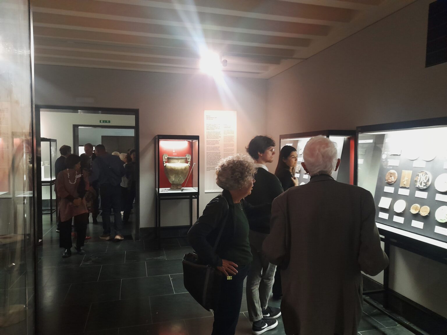 Zdjęcie w Muzeum ukazujące grupę ludzi oglądający h wystawę