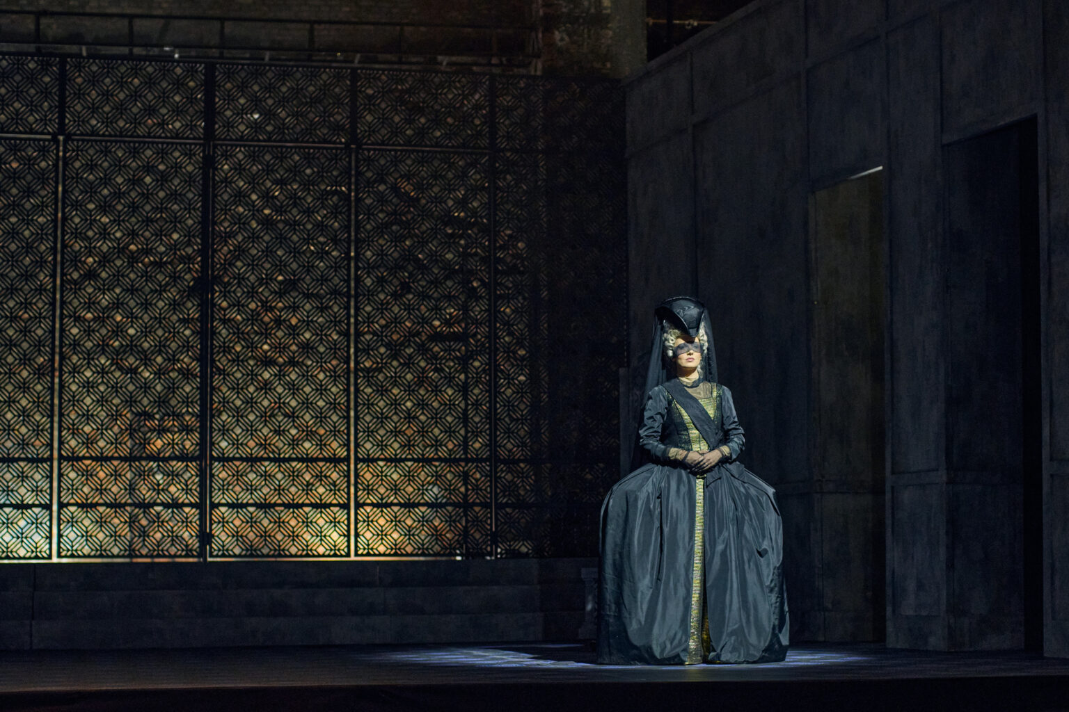 Tytułowa Griselda, ubrana w czarno-złoty kostium.