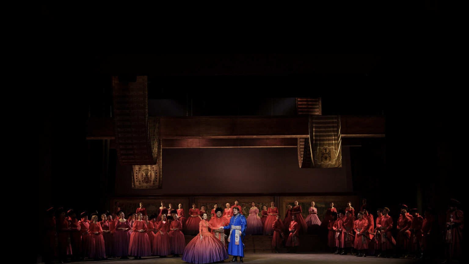 Zdjęcie przedstawia grupę aktorów ubranych w przepiękne stroje, inspirowane modą XIX wieku.