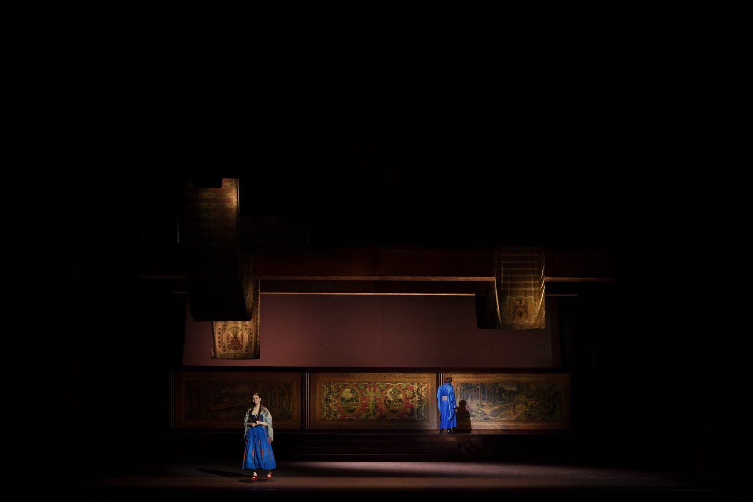 Zdjęcie przedstawia dwóch śpiewaków ubranych w piękne kostiumy w intensywnym, niebieskim odcieniu.