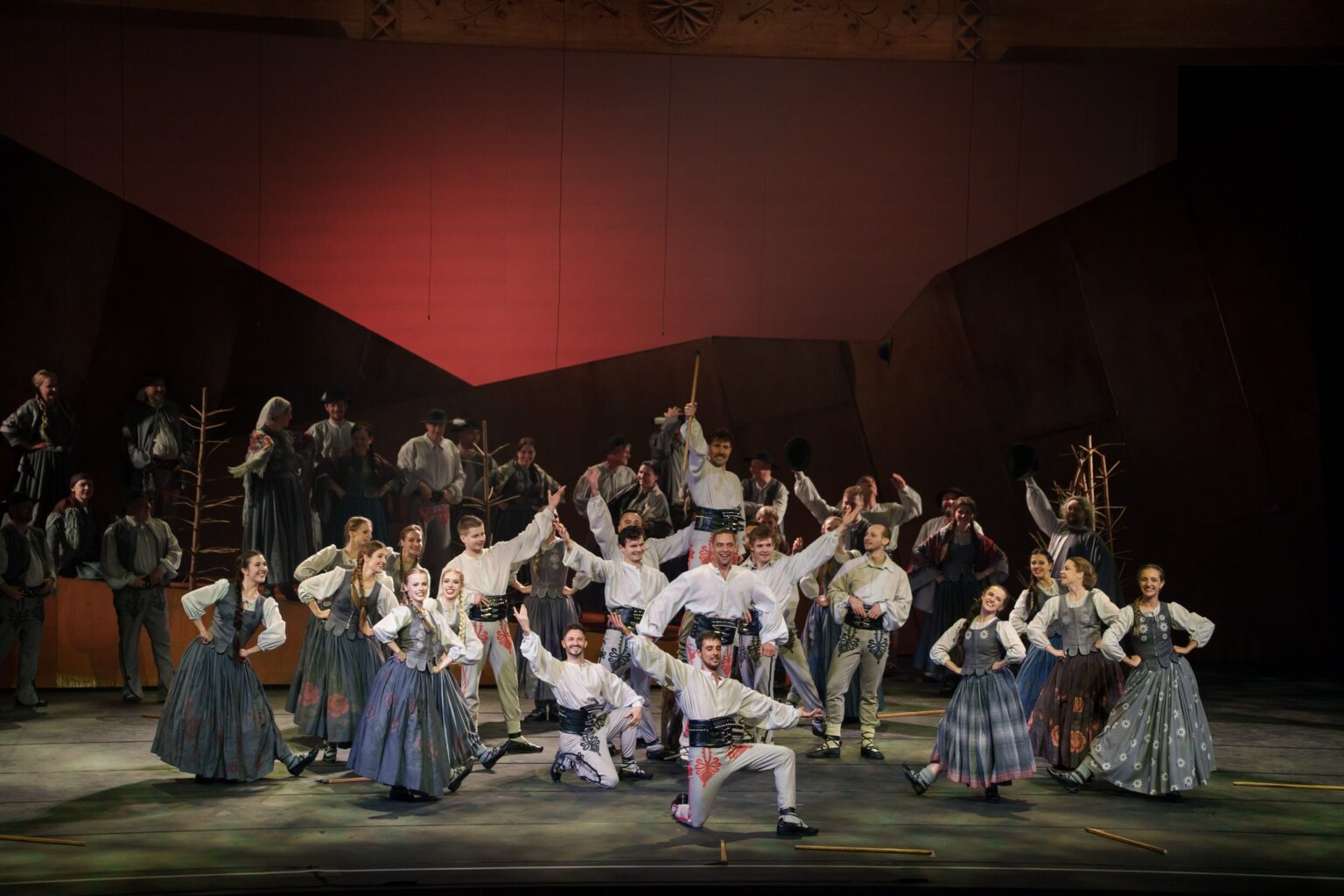 Zdjęcie przedstawia grupę śpiewaków ubranych w stroje góralskie.