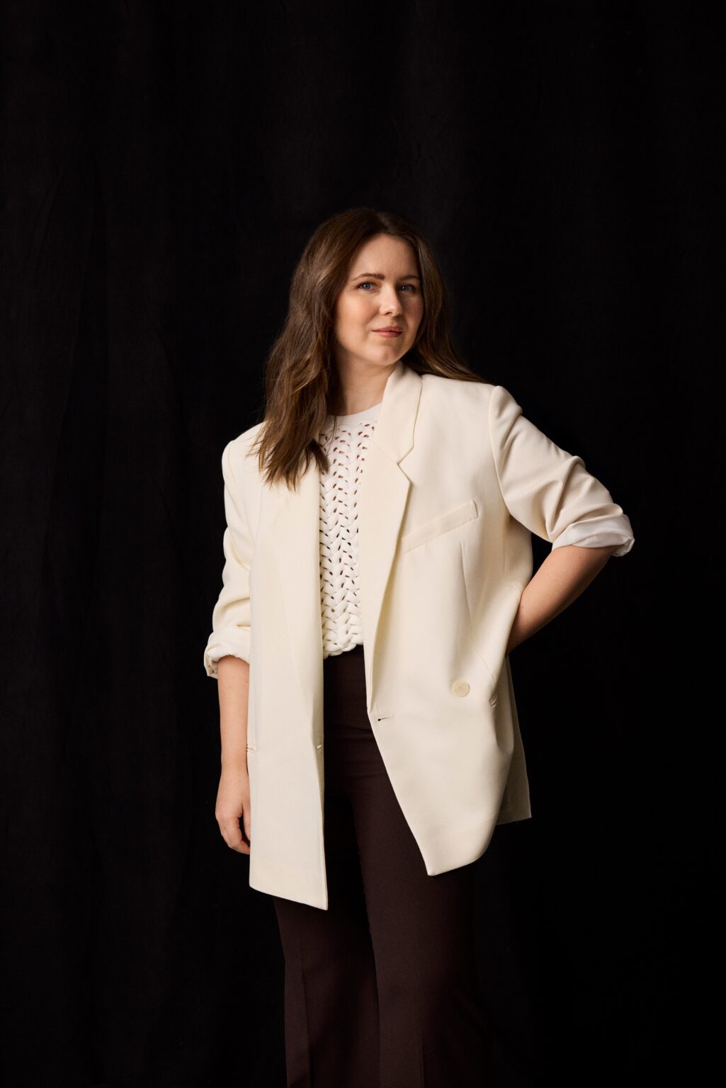 kobieta stojąca na czarnym tle