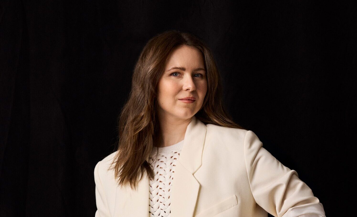 kobieta stojąca na czarnym tle